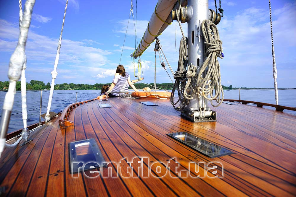 Увеличить фото отделки парусной яхты Электра из красного дерева Отделка парусной яхты Электра из красного дерева