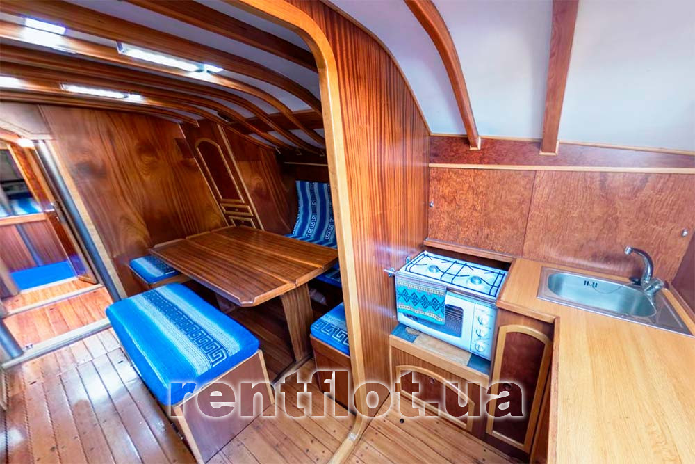 Увеличить фото кают-компании парусной яхты Электра Кают-компания парусной яхты Электра