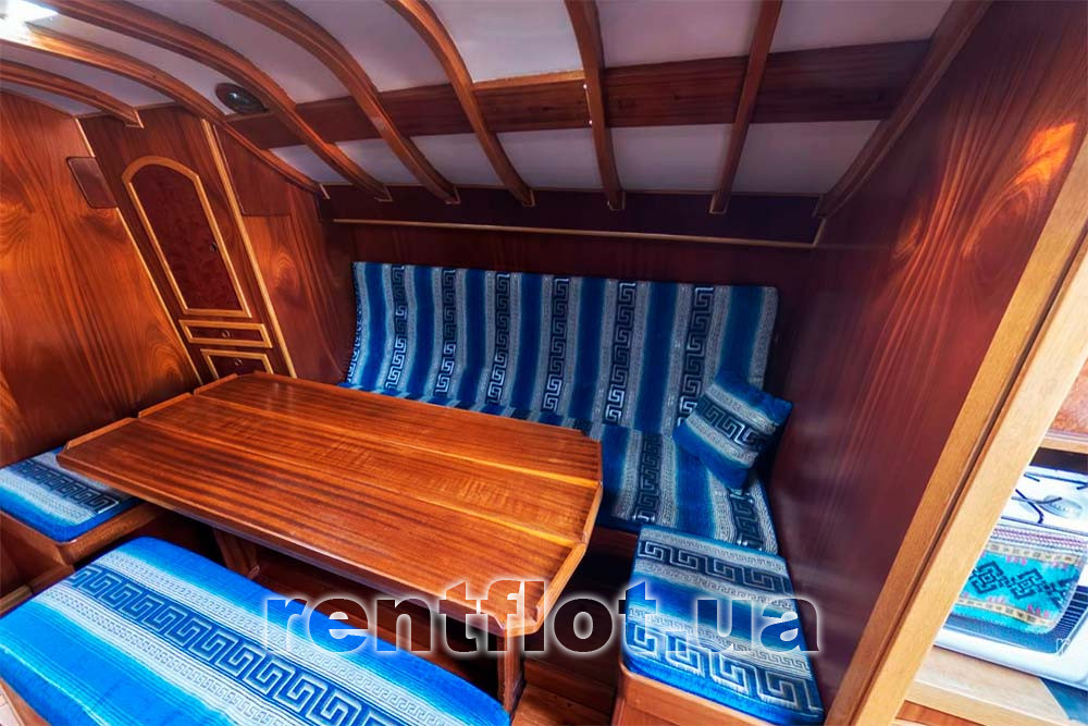 Увеличить фото стола в кают-компании парусной яхты Электра Стол в кают-компании парусной яхты Электра