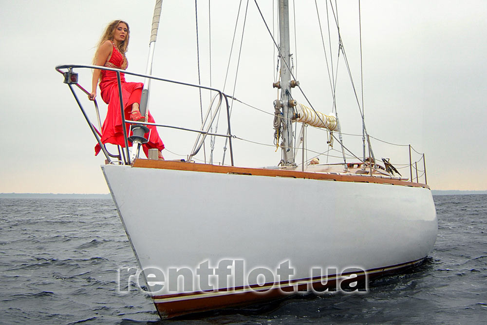 Увеличить фото девушки на носу парусной яхты Электра Девушка на носу парусной яхты Электра