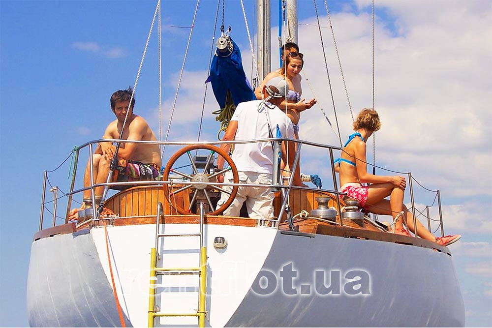 Увеличить фото кормовой части парусной яхты Электра Кормовая часть парусной яхты Электра