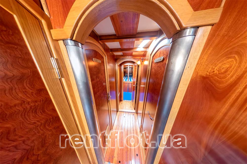 Увеличить фото прохода к каютам парусной яхты Электра Проход к каютам парусной яхты Электра