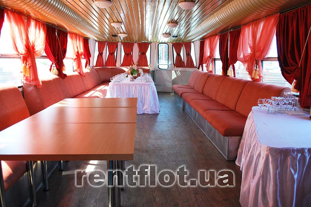 Увеличить фото первой палубы теплохода Эней Первая палуба теплохода Эней