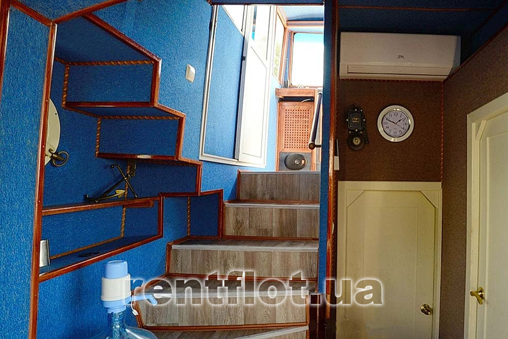 Увеличить фото внутреннего трапа между палубами теплохода Гордей Внутренний трап между палубами теплохода Гордей