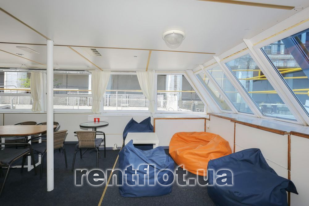 Збільшити фото носової кают-компанії нижньої палуби теплохода Каштан-17 Носова кают-компанія нижньої палуби теплохода Каштан-17