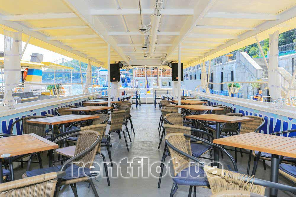 Збільшити фото розстановки столів на верхній палубі теплохода Каштан-17 Розміщення столів на верхній палубі теплохода Каштан-17