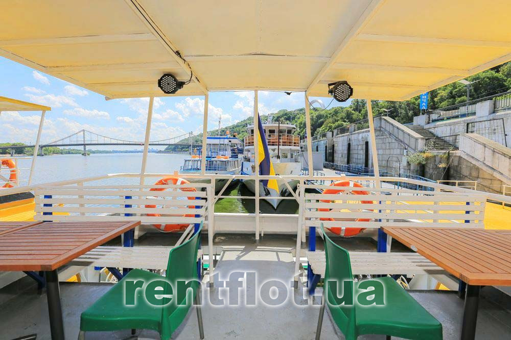 Збільшити фото проходу до місць відпочинку на кормі верхньої палуби теплохода Каштан-17 Прохід до місць відпочинку на кормі верхньої палуби теплохода Каштан-17