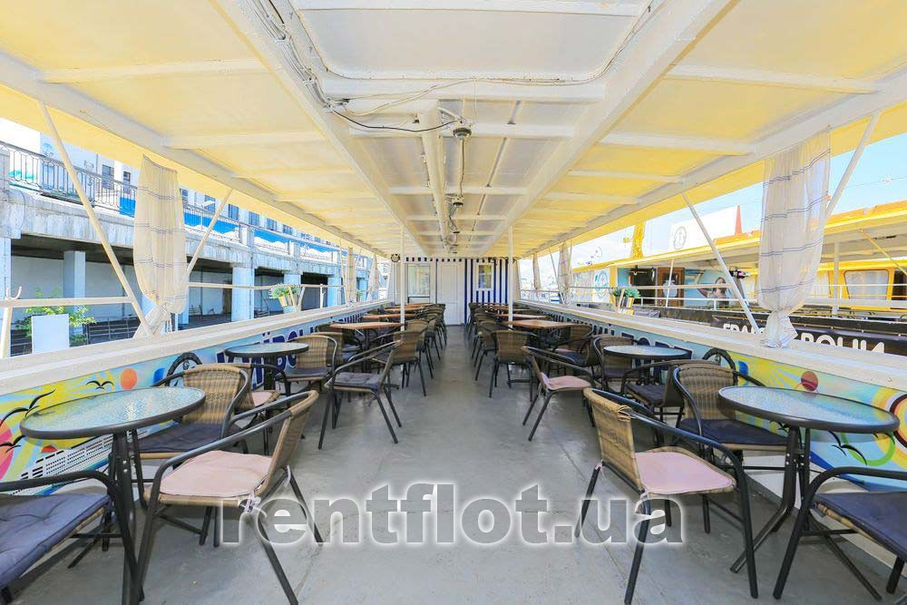 Збільшити фото проходу між столами на верхній палубі теплохода Каштан-17 Passage between tables on the upper deck of the motor ship Kashtan-17