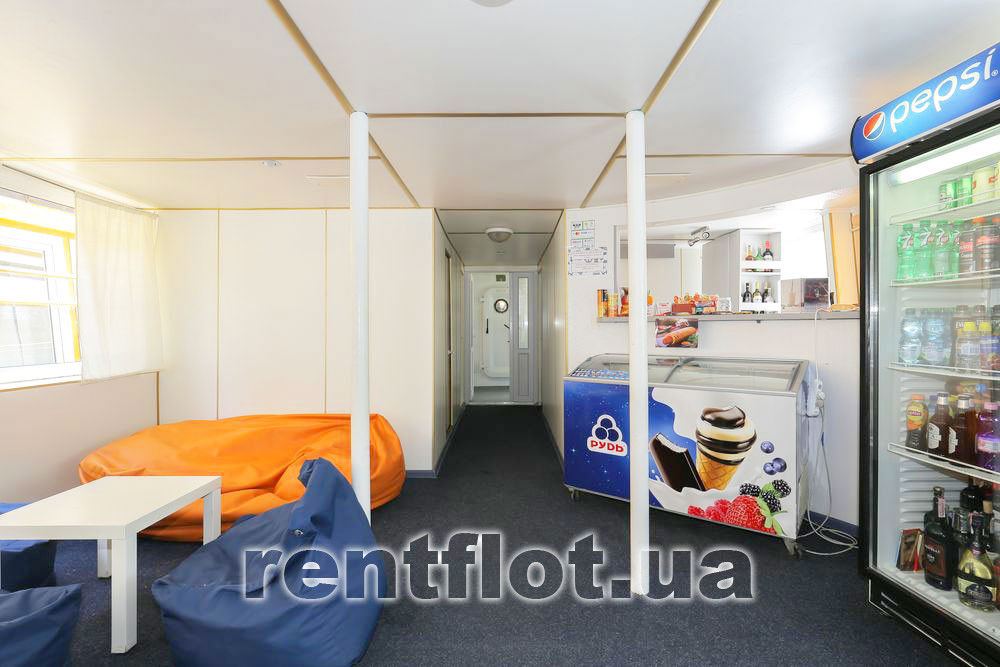 Збільшити фото бару в носовій кают-компанії на нижній палубі теплохода Каштан-17 Бар в носовій кают-компанії на нижній палубі теплохода Каштан-17