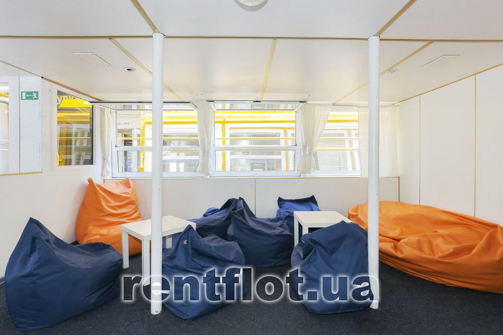 Збільшити фото м'яких крісел в носовій кают-компанії на нижній палубі теплохода Каштан-17 М'які крісла в носовій кают-компанії на нижній палубі теплохода Каштан-17