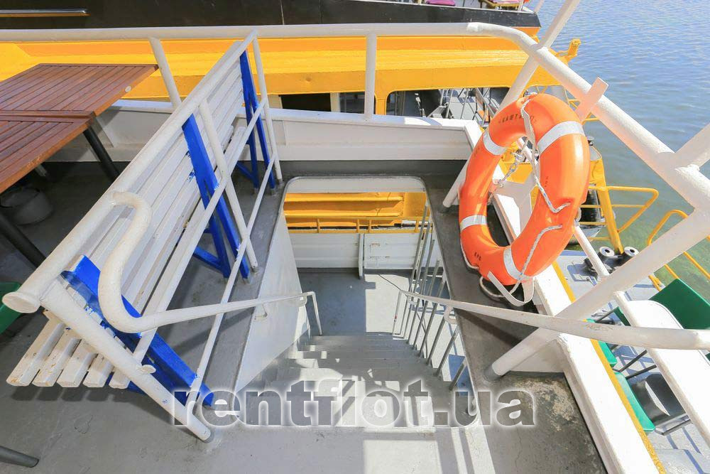 Збільшити фото сходи з верхньої палуби на нижню палубу на теплоході Каштан-17 Сходи з верхньої палуби на нижню палубу на теплоході Каштан-17