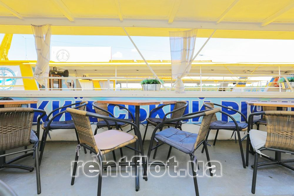 Збільшити фото расстанвкі стільців навколо столу на верхній палубі теплохода Каштан-17 Розстановка стільців навколо столу на верхній палубі теплохода Каштан-17