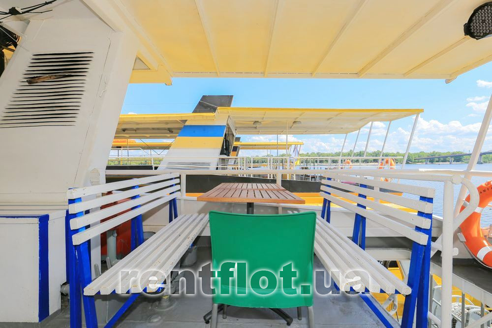 Збільшити фото місць відпочинку на кормі верхньої палуби теплохода Каштан-17 Місця відпочинку на кормі верхньої палуби теплохода Каштан-17