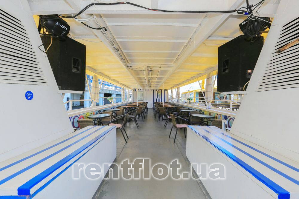 Збільшити фото проходу в носову частину верхньої палуби теплохода Каштан-17 Прохід в носову частину верхньої палуби теплохода Каштан-17