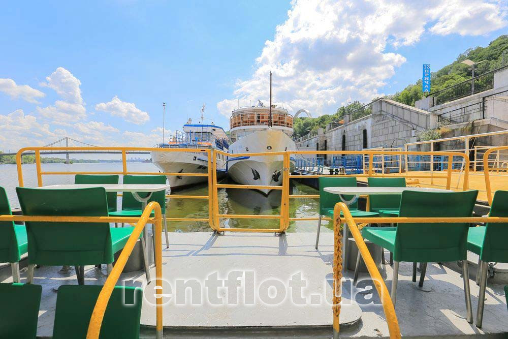 Збільшити фото проходу до місць відпочинку на кормі нижньої палуби теплохода Каштан-17 Прохід до місць відпочинку на кормі нижньої палуби теплохода Каштан-17