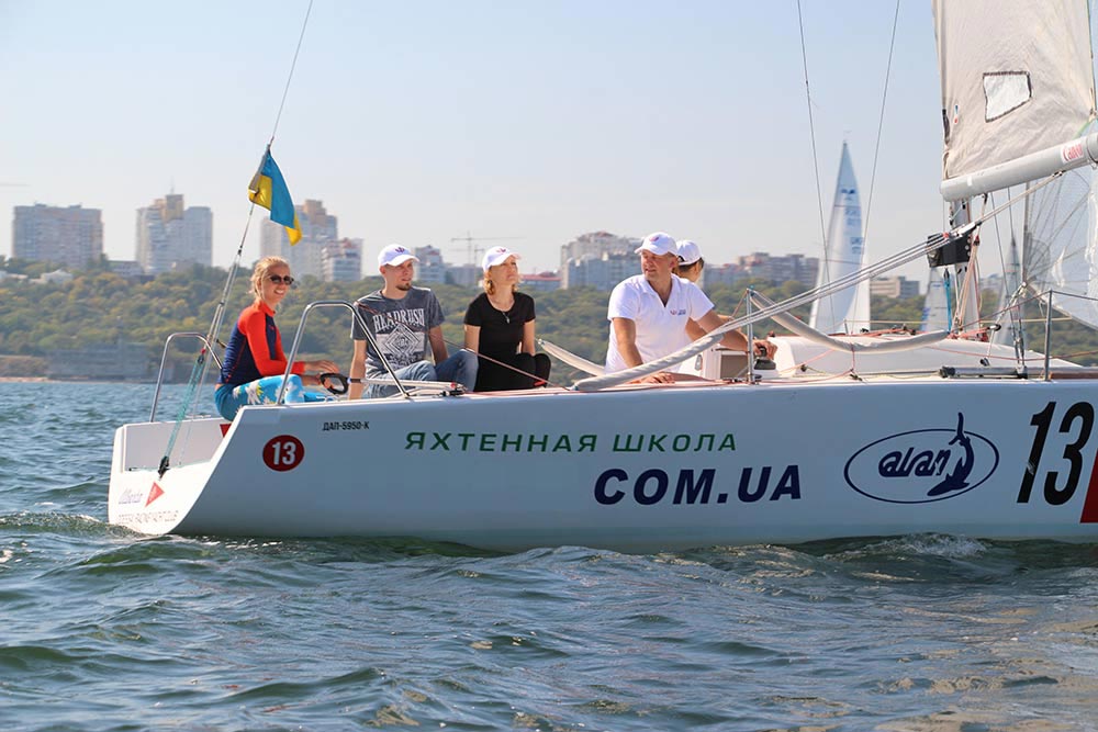 Экипаж яхты парусной регаты на Черном море