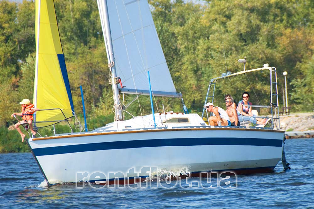 Sailing yacht Lana near the island