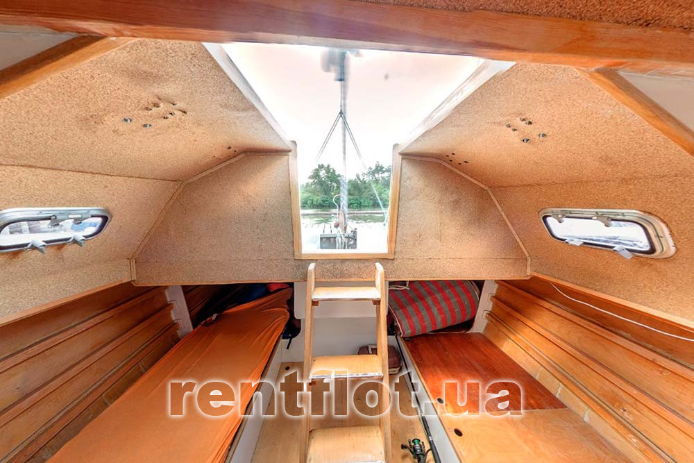 Увеличить фото кают-компании парусной яхты Либерта Кают-компания парусной яхты Либерта