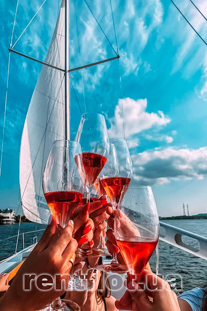 Увеличить фото фуршета на парусной яхте Либерта Фуршет на парусной яхте Либерта