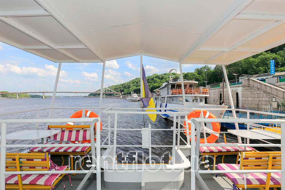 Збільшити фото столиків на кормі верхньої палуби теплохода Микола Дудка Столики на кормі верхньої палуби теплохода Микола Дудка