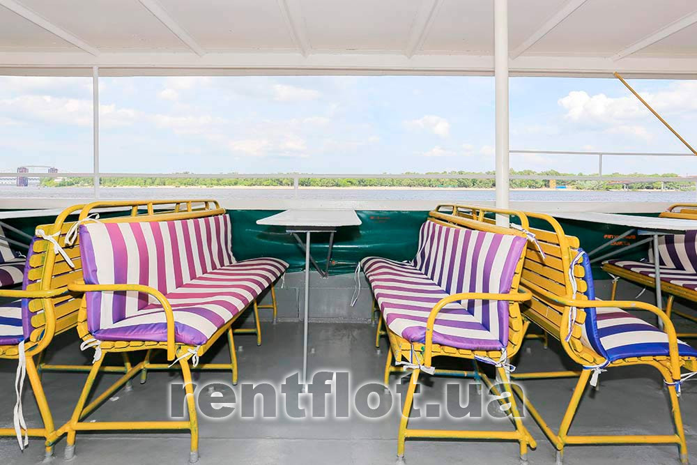 Збільшити фото столика на відкритій верхній палубі теплохода Микола Дудка Столик на відкритій верхній палубі теплохода Микола Дудка