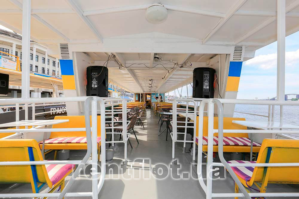 Збільшити фото місць для відпочинку на кормі верхньої палуби теплохода Микола Дудка Місця для відпочинку на кормі верхньої палуби теплохода Микола Дудка