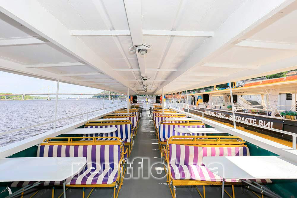 Збільшити фото літнього салону на верхній палубі теплохода Микола Дудка Літній салон на верхній палубі теплохода Микола Дудка