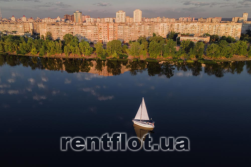 Увеличить фото парусной яхты Пегас на фоне города Парусная яхта Пегас на фоне города