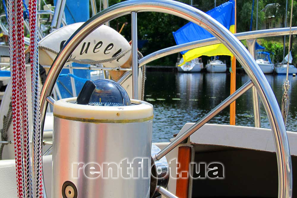 The steering wheel of the sailing yacht Queen