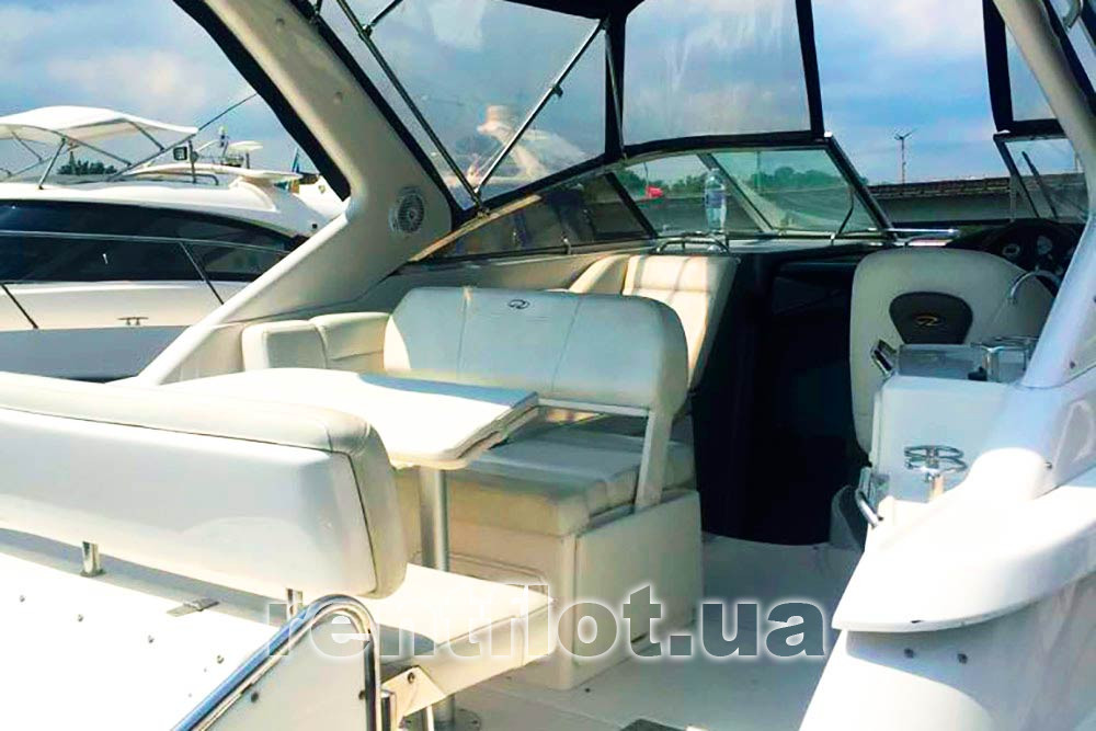 Увеличить фото кокпита моторной яхты Регал Кокпит моторной яхты Регал