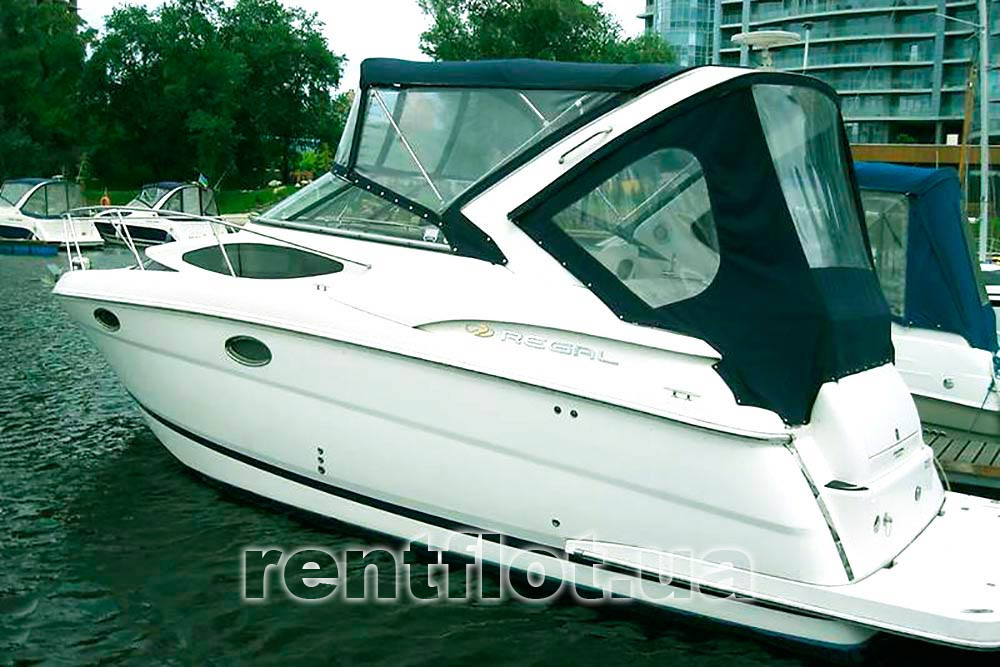 Увеличить фото моторной яхты Регал у причала Моторная яхта Регал у причала