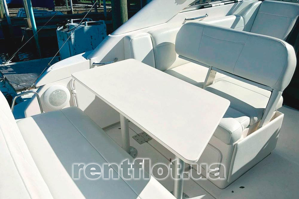 Увеличить фото стола на корме моторной яхты Регал Стол на корме моторной яхты Регал