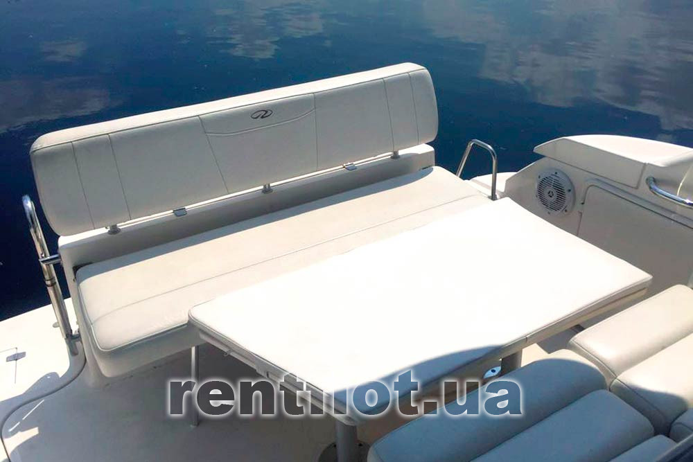 Увеличить фото солнечного кокпита моторной яхты Регал Солнечный кокпит моторной яхты Регал