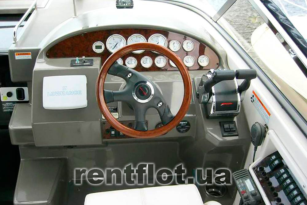 Увеличить фото капитанского мостика на моторной яхте Регал Капитанский мостик на моторной яхте Регал