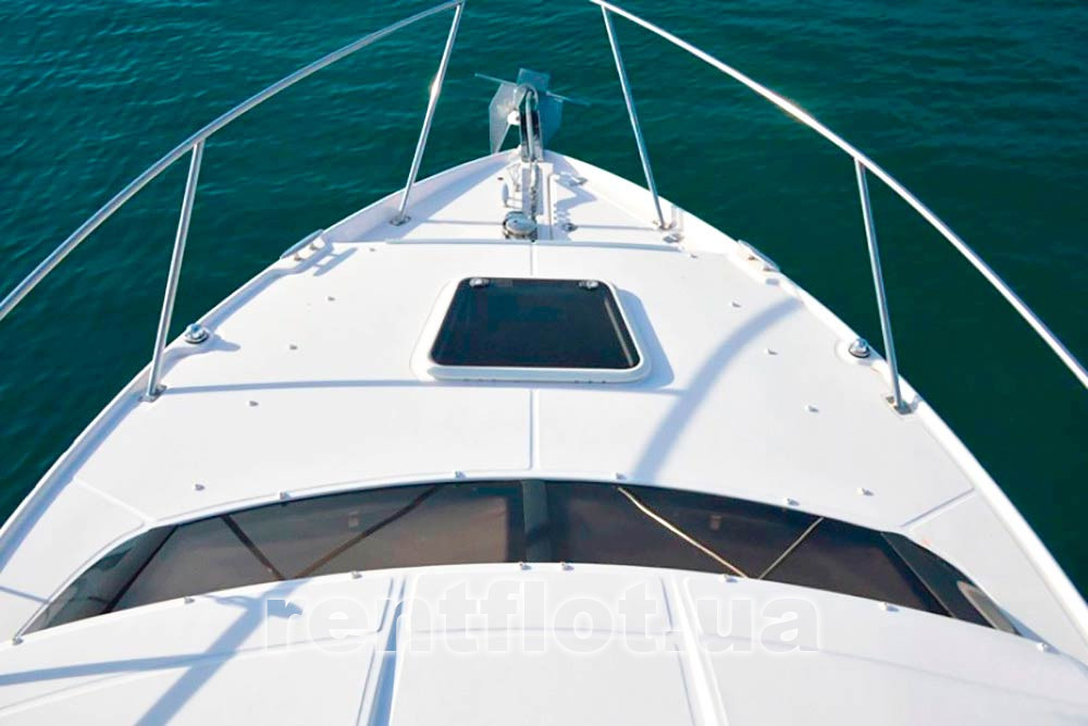 Увеличить фото носа моторной яхты Регал Нос моторной яхты Регал