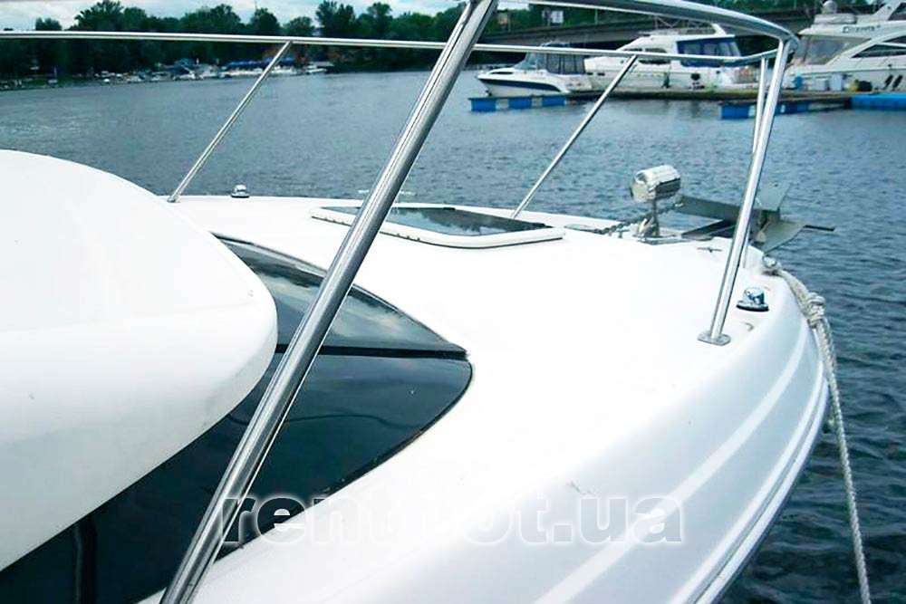 Увеличить фото бортика на носу моторной яхты Регал Бортик на носу моторной яхты Регал