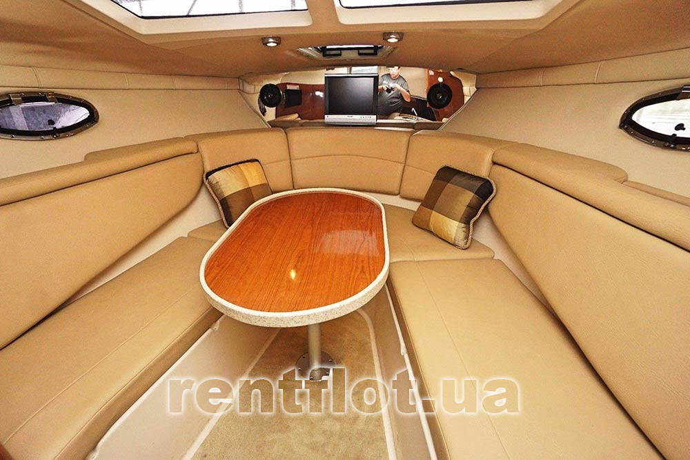 Увеличить фото кают-компании моторной яхты Регал Кают-компания моторной яхты Регал