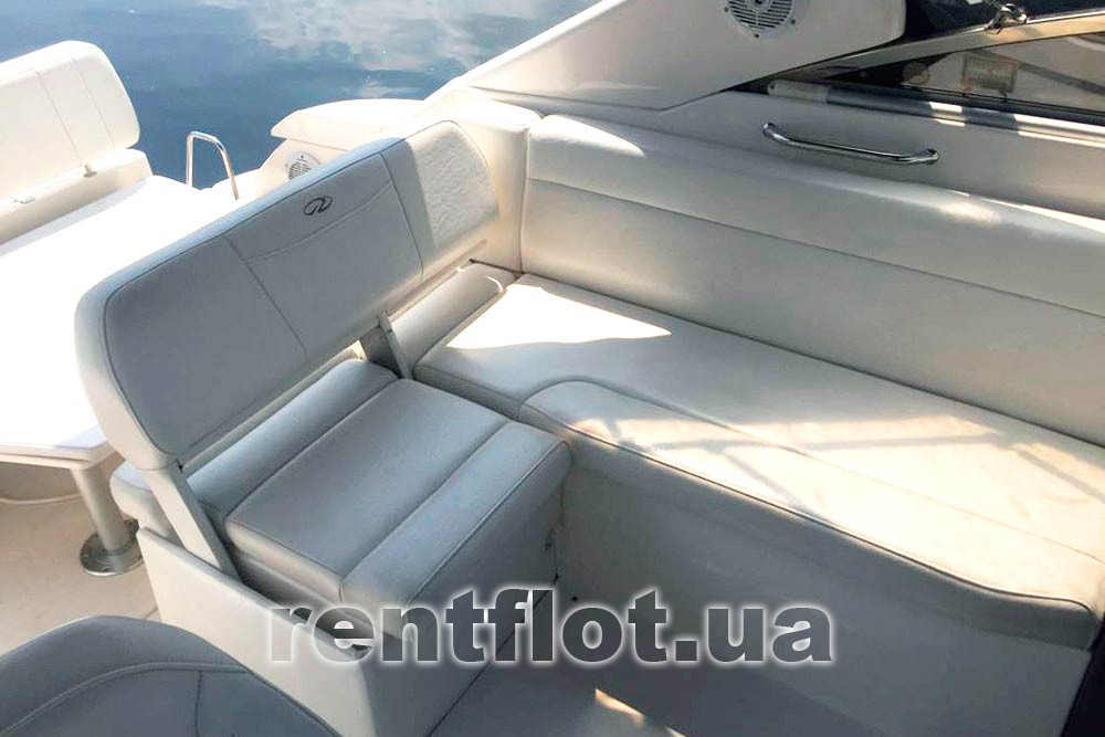 Увеличить фото диванов на кокпите моторной яхты Регал Диваны на кокпите моторной яхты Регал