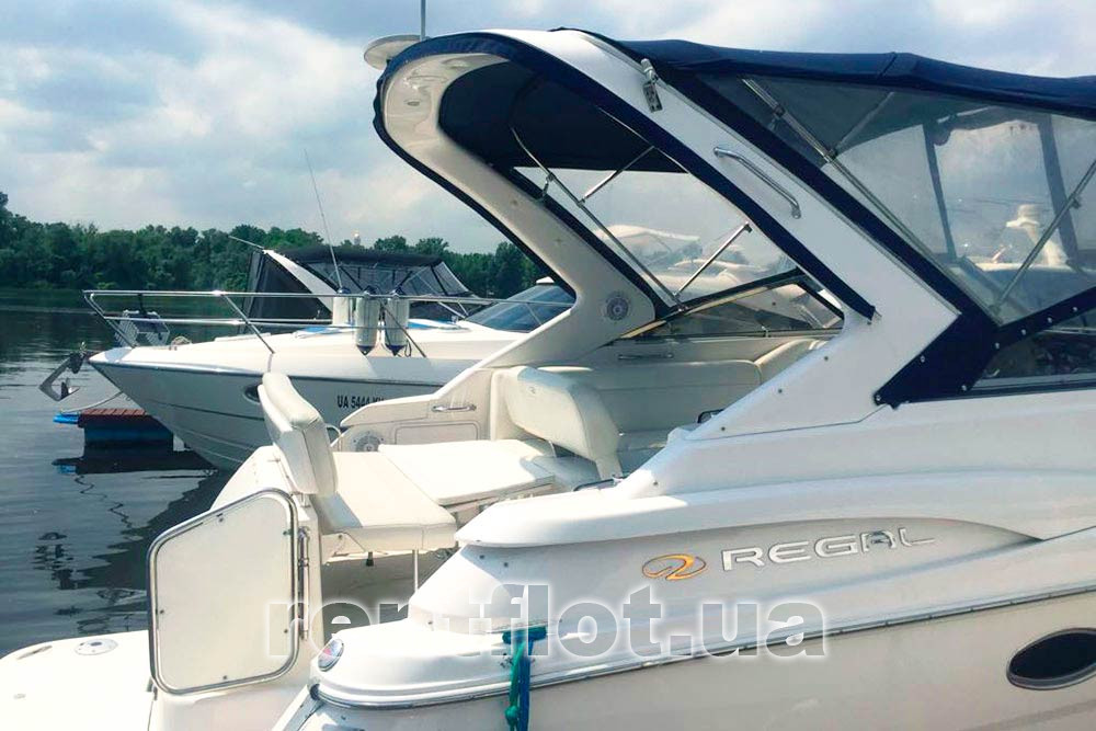 Увеличить фото кокпита моторной яхты Регал под тентом Кокпит моторной яхты Регал под тентом