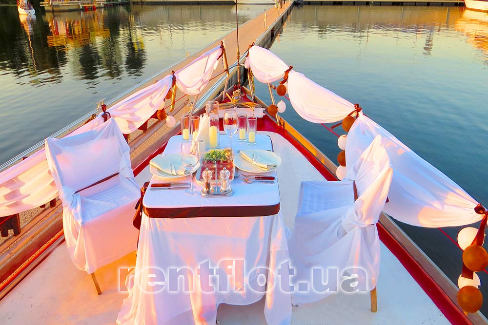 Enlarge the photo of the festive table on the sailing yacht Rif Festive table on the sailing yacht Rif