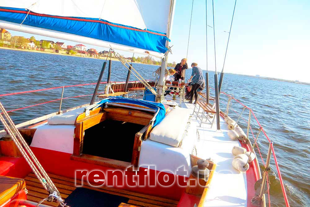 Enlarge photo of the entrance to the saloon of the sailing yacht Rif Entrance to the saloon of sailing yacht Rif