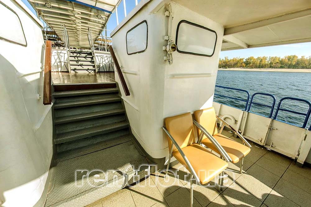 Увеличить фото кормового трапа между палубами теплохода Риверест-4 Кормовой трап между палубами теплохода Риверест-4