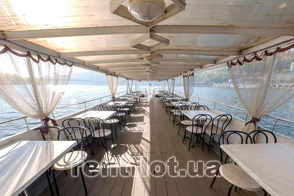 Увеличить фото верхней палубы теплохода Риверест-4 Верхняя палуба теплохода Риверест-4