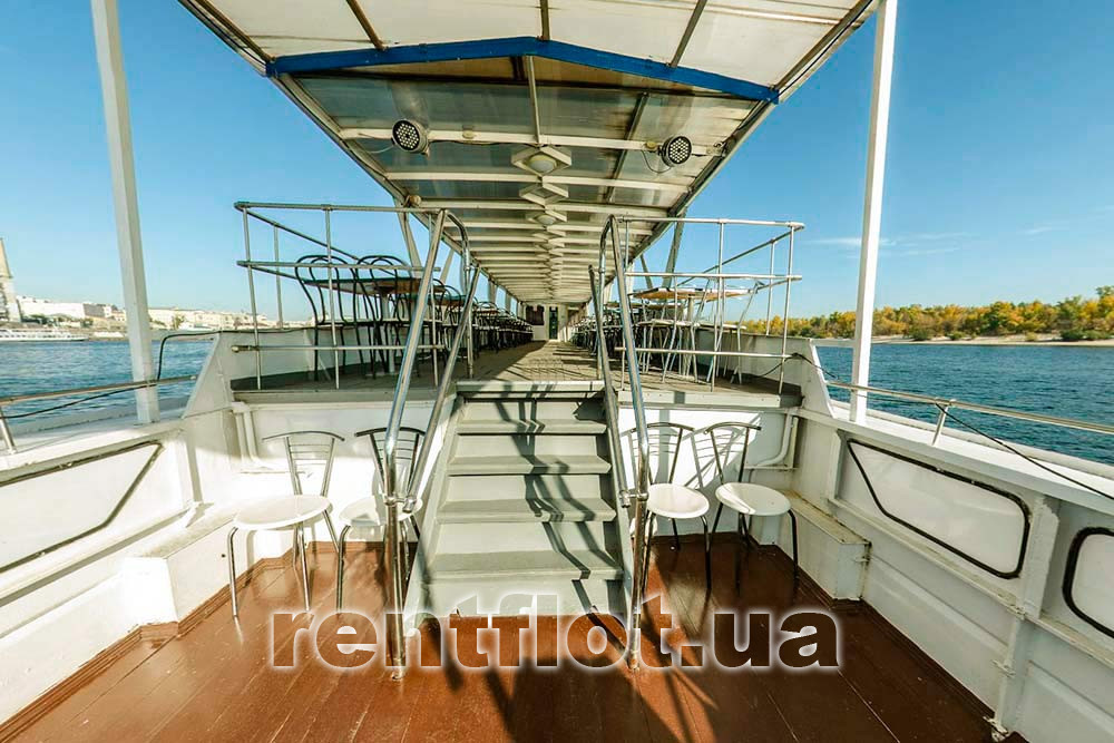 Увеличить фото трапа на верхнюю палубу теплохода Риверест-4 Трап на верхнюю палубу теплохода Риверест-4