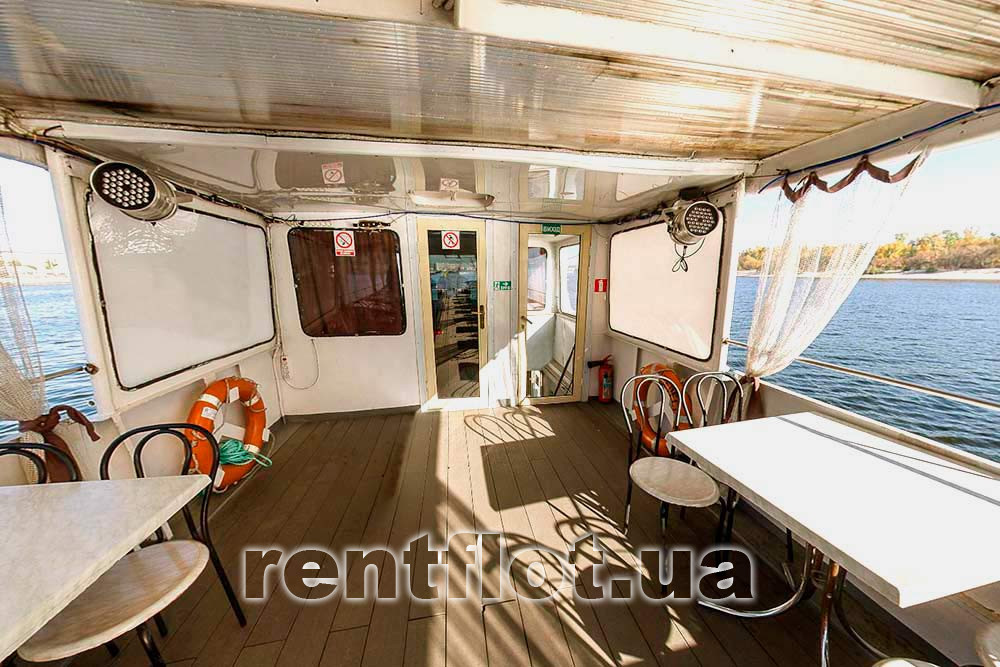 Увеличить фото выхода на нижнюю палубу теплохода Риверест-4 Выход на нижнюю палубу теплохода Риверест-4