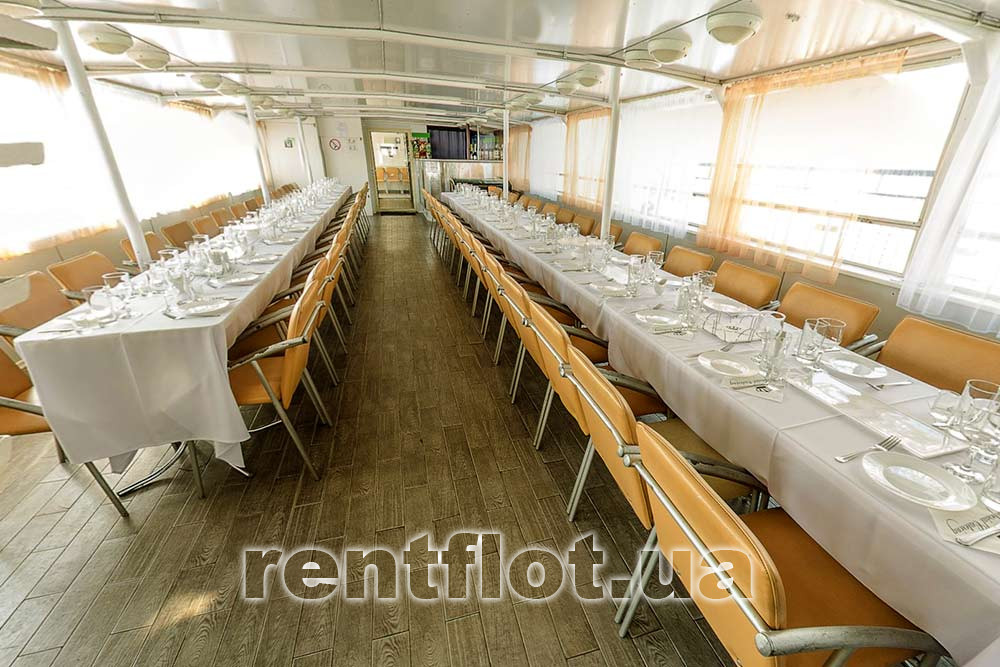 Увеличить фото салона на нижней палубе теплохода Риверест-4 Салон на нижней палубе теплохода Риверест-4