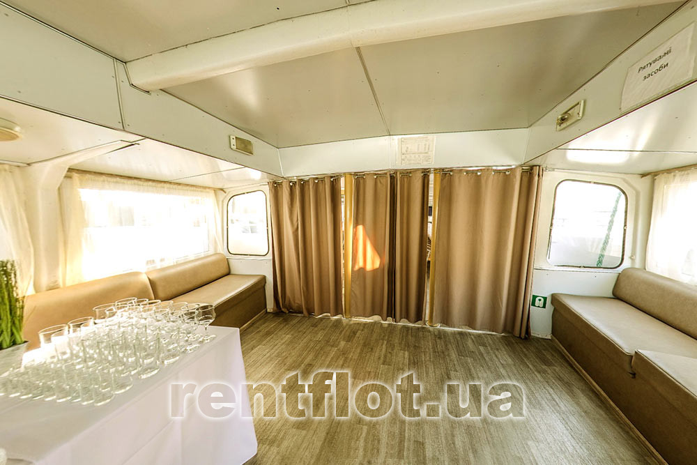 Увеличить фото прохода между носовым и кормовым салонами нижней палубы теплохода Риверест-4 Проход между носовым и кормовым салонами нижней палубы теплохода Риверест-4