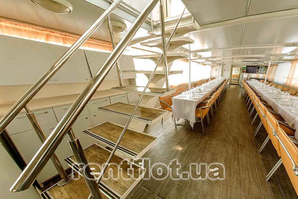 Увеличить фото внутреннего трапа между палубами теплохода Риверест-4 Внутренний трап между палубами теплохода Риверест-4