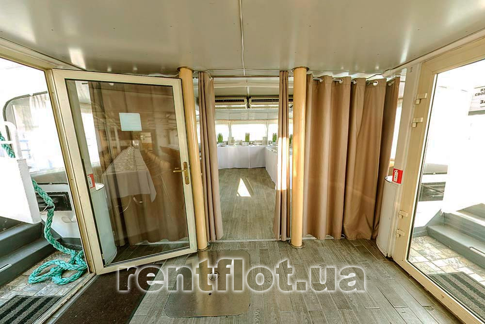 Увеличить фото входа в носовой салон нижней палубы теплохода Риверест-4 Вход в носовой салон нижней палубы теплохода Риверест-4