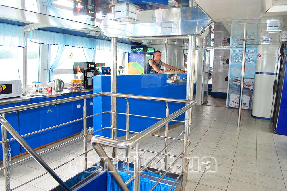 Бар в салоні верхньої палуби теплохода Риверест